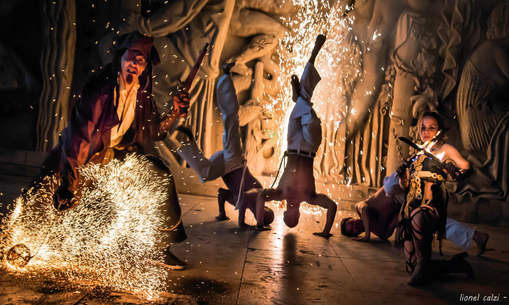 Acrobaties de capoeira danseurs pyrotechnique