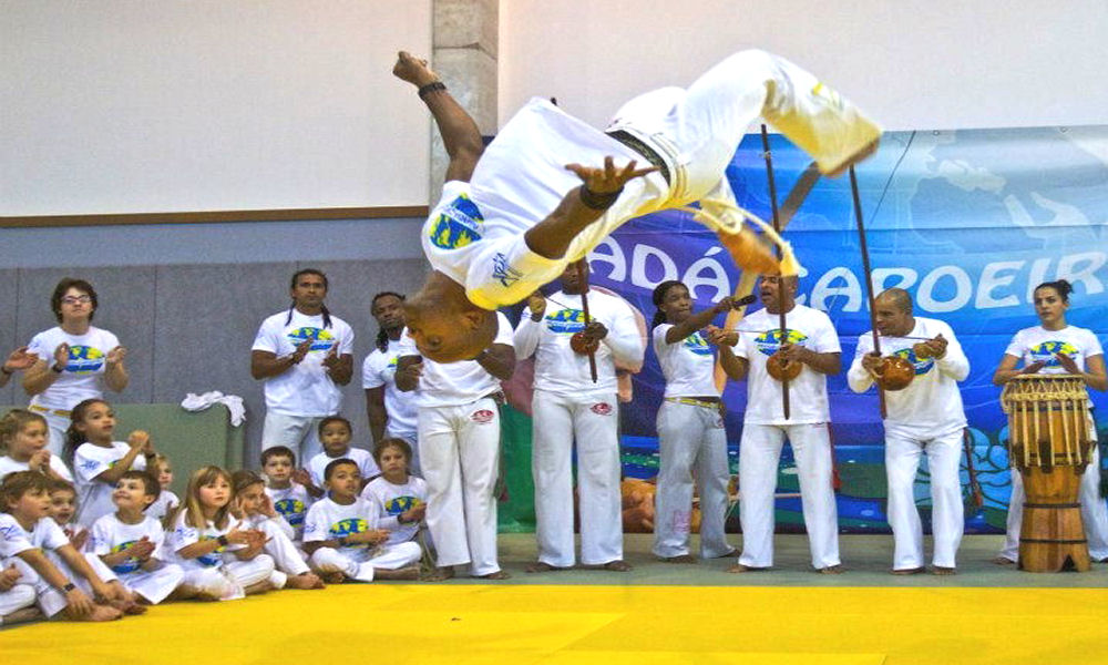 Acrobaties de capoeira thematique brésil